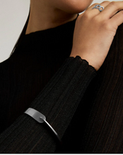 Load image into Gallery viewer, Crosby Hinged Bangle 676