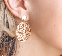 Load image into Gallery viewer, Round Gold Lace Earring