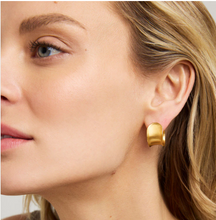 Load image into Gallery viewer, Sol Huggie Hoops 970

