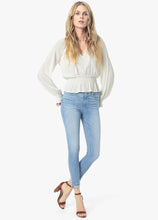 Load image into Gallery viewer, Joe&#39;s Jeans &quot;The Icon&quot; Mid-Rise Skinny Crop
